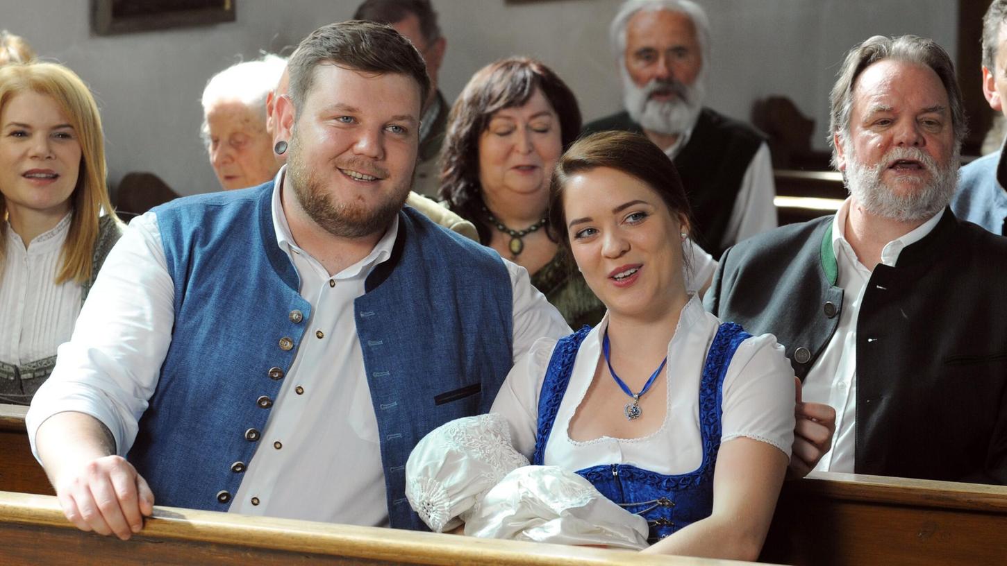 Severin (Andi Gießer) und Katharina (Carina Dengler) nehmen Abschied von Lansing und dem Voglhof. Severin (Andi Gießer) und Katharina (Carina Dengler) nehmen Abschied von Lansing und dem Voglhof.