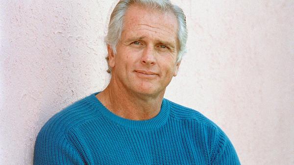 Nur zwei Jahre lang schwang sich Schauspieler Ron Ely an Lianen durch den Urwald. Aber die Rolle prägte den gebürtigen Texaner für den Rest seines Lebens. Am 29. September verstarb er im Kreise der Familie, wie seine Tochter Kirsten auf Instagram bekanntgab. Er wurde 86 Jahre alt.