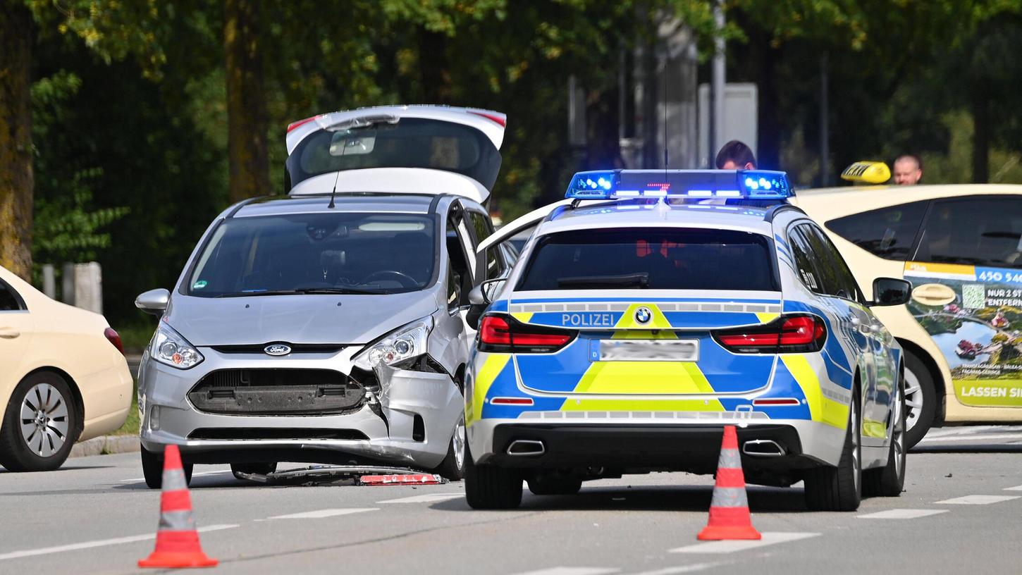 Die Polizei nimmt einen Verkehrsunfall auf (Symbolbild). Die Polizei nimmt einen Verkehrsunfall auf (Symbolbild).