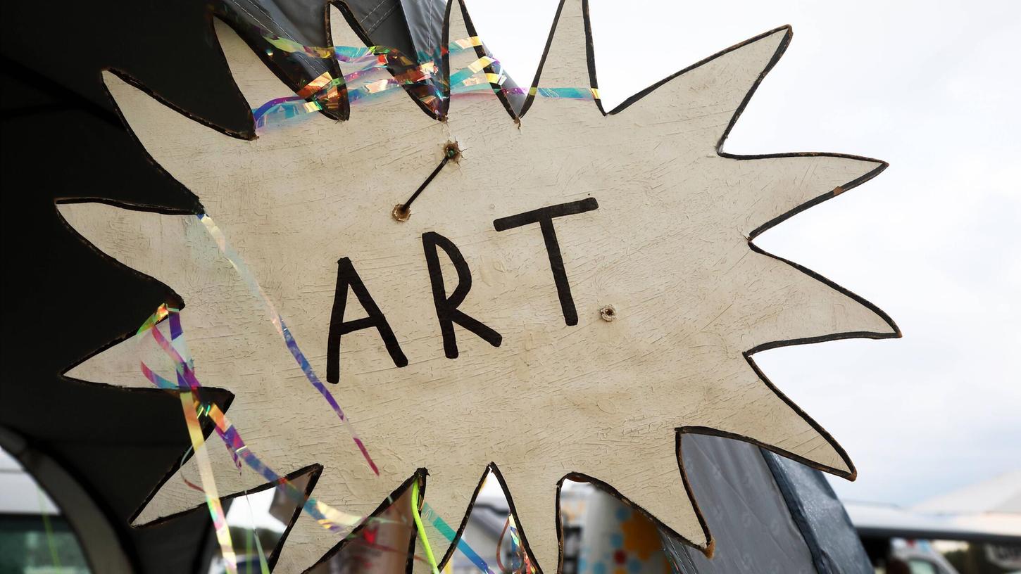 Das Schild "Art" hängt an einem Zelt. (Symbolbild) Das Schild "Art" hängt an einem Zelt. (Symbolbild)