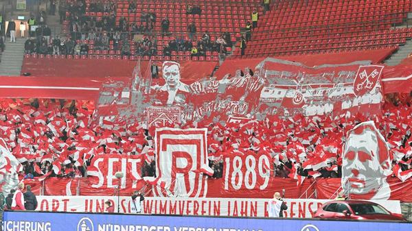 Die gut 3000 Fans im Gästeblock liefern eine sehenswerte Choreo vor Spielbeginn.