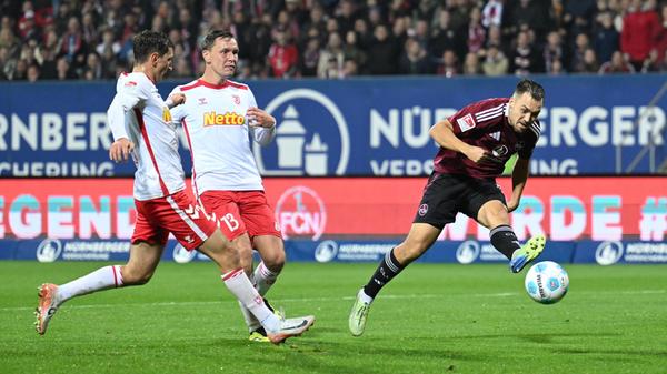 Dann wird es wild: Julian Justvan stellt mit seinem ersten Treffer des Abends auf 3:2 für die Hausherren.