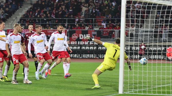 Doch dann berauscht sich der Club an sich selbst. Julian Justvan trifft erst zum 4:3 ...