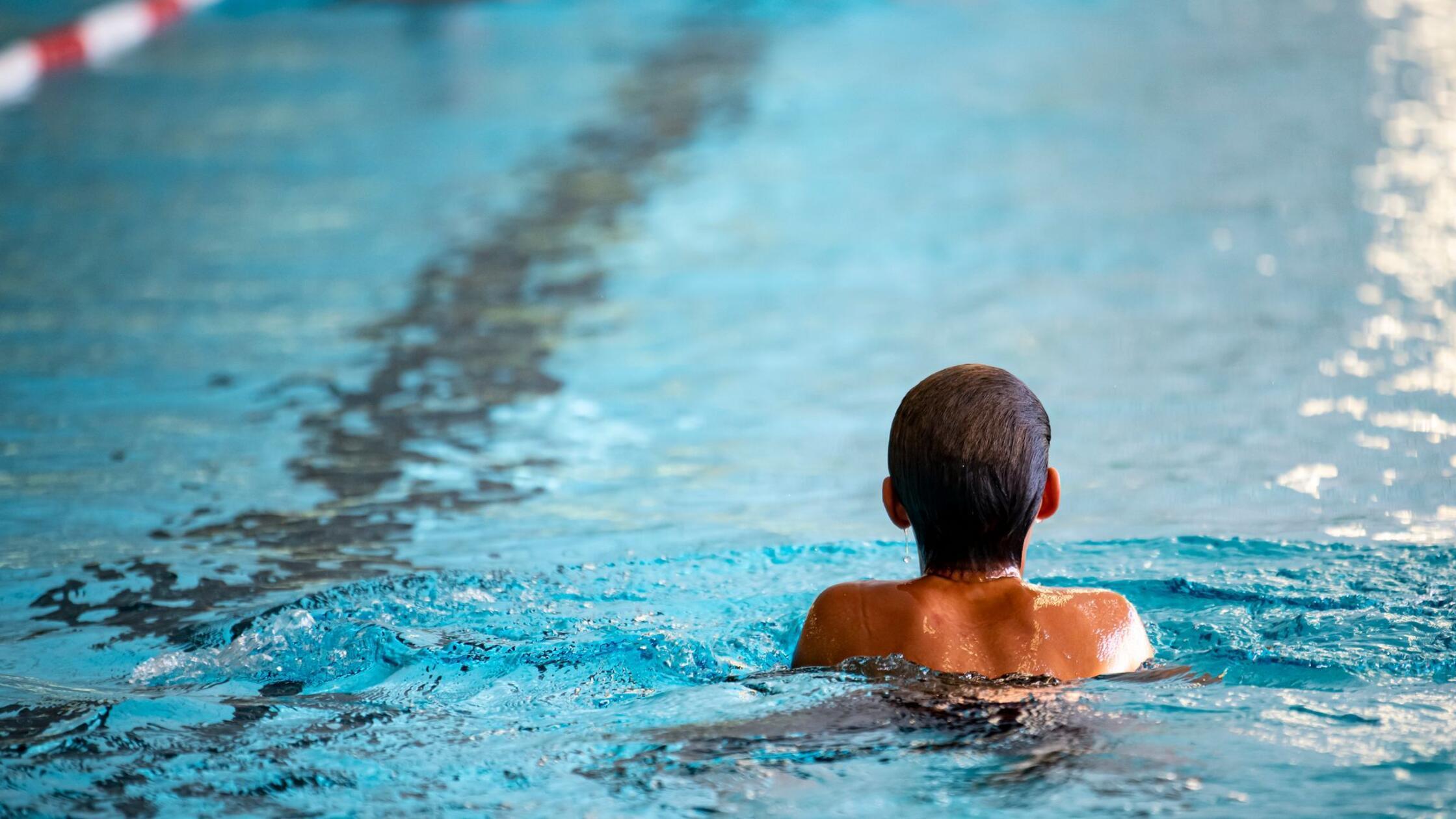 Ein Kind schwimmt in einem Hallenbad. (zu dpa: «En