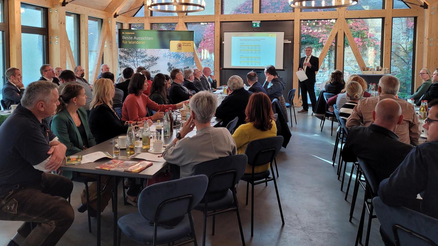 Auf der Jahreshauptsammlung des Tourismusverbandes Naturpark Altmühltal präsentiert Christoph Würflein den Geschäftsbericht 2023. Auf der Jahreshauptsammlung des Tourismusverbandes Naturpark Altmühltal präsentiert Christoph Würflein den Geschäftsbericht 2023.