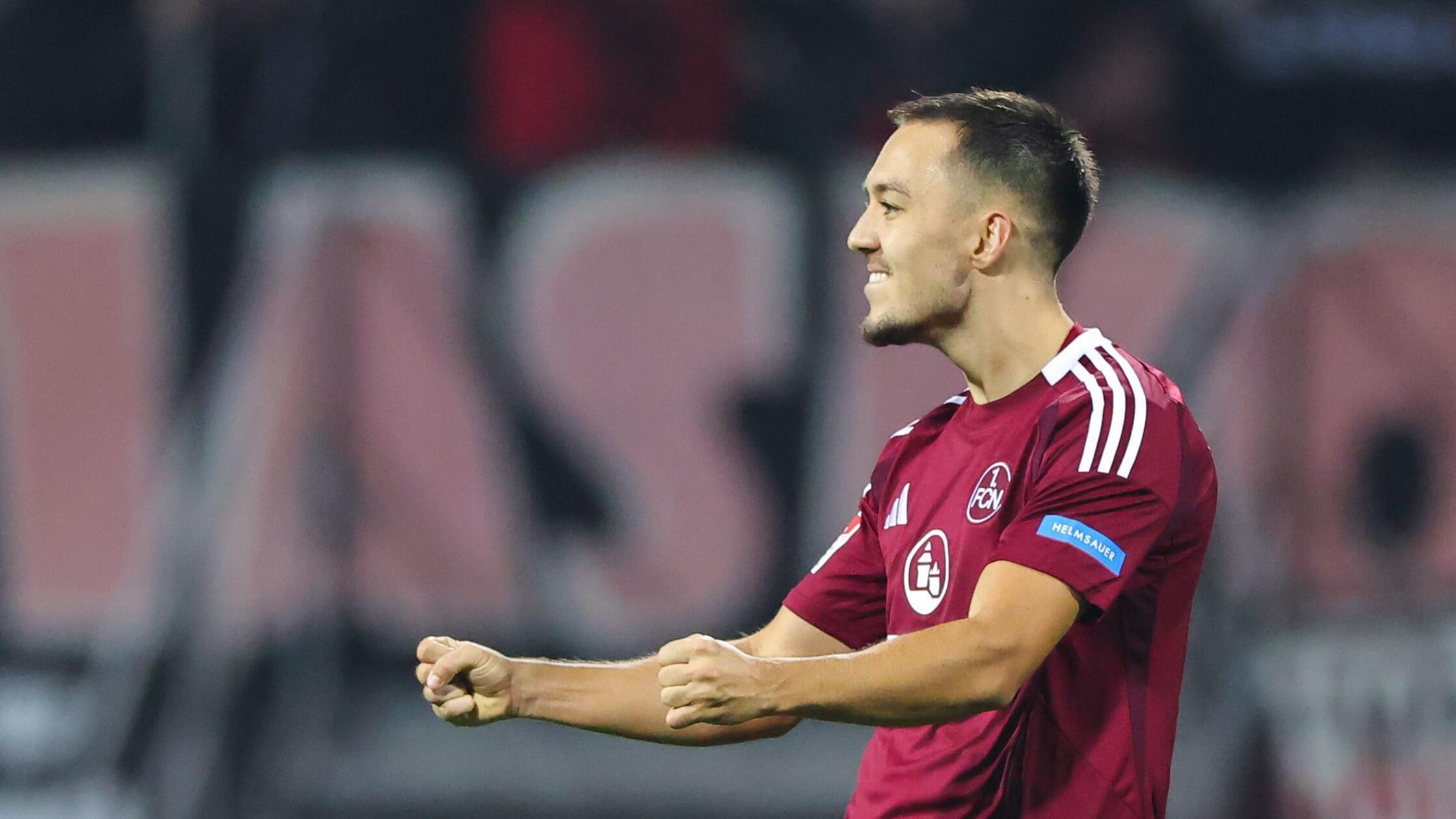 Zwei Assists verbuchte Julian Justvan im 273. Frankenderby, zwei Treffer erzielte er in der 274. Ausgabe. Mit 4:0 und 3:0 besiegte sein Klub, nämlich der Club, seinen Ex-Verein, nämlich das Kleeblatt. Tatsächlich schnürte der filigrane Feinfuß seine Schuhe auch schon für die Fürther Fußballer, allerdings noch in der Jugend: In der Saison 2011/12 spielte der damals 13-Jährige für die Spielvereinigung. Den Großteil seiner fußballerischen Ausbildung genoss der gebürtige Landshuter aber in Dingolfing und bei den Münchner Löwen.