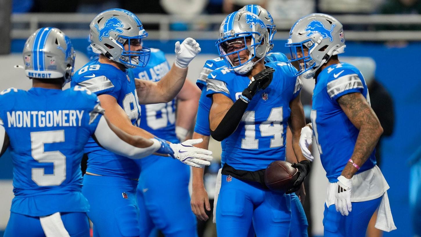 Fünfter Touchdown im fünften Spiel in Serie: Amon-Ra St. Brown (2.v.r.) feiert mit seinen Teamkollegen. Fünfter Touchdown im fünften Spiel in Serie: Amon-Ra St. Brown (2.v.r.) feiert mit seinen Teamkollegen.