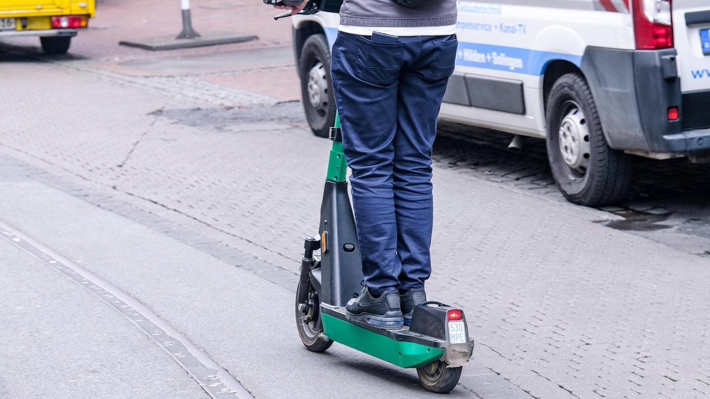 Immer wieder steigen Menschen auf E-Scooter, wenn sie getrunken haben oder unter Drogeneinfluss stehen. (Symbolbild) Immer wieder steigen Menschen auf E-Scooter, wenn sie getrunken haben oder unter Drogeneinfluss stehen. (Symbolbild)