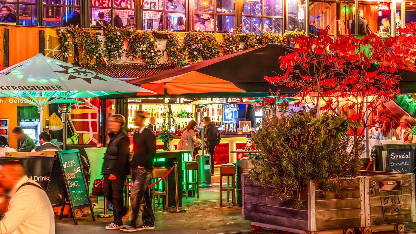 Nächtliche Aufregung an einer Bar: Ein Mann wollte sich nicht an den erteilten Platzverweis halten. (Symbolbild) Nächtliche Aufregung an einer Bar: Ein Mann wollte sich nicht an den erteilten Platzverweis halten. (Symbolbild)