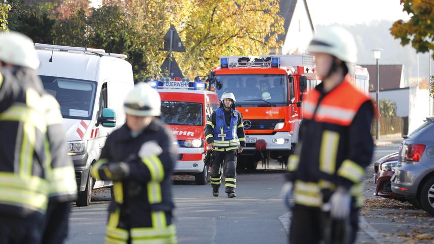 Die Feuerwehr lüftete das Gebäude. Die Feuerwehr lüftete das Gebäude.