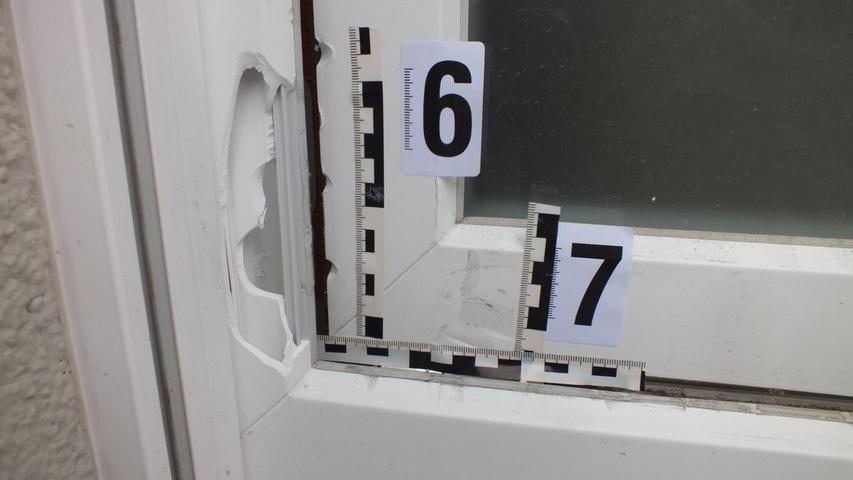 Die Hebelspuren der Einbrecher am Fenster des Bahnhofkiosks Neumarkt. Die Hebelspuren der Einbrecher am Fenster des Bahnhofkiosks Neumarkt.