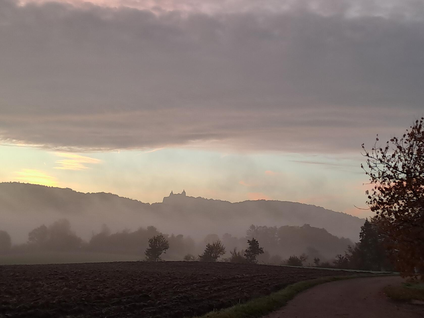 Mystische Herbststimmung mit Blick auf den Hohenstein.