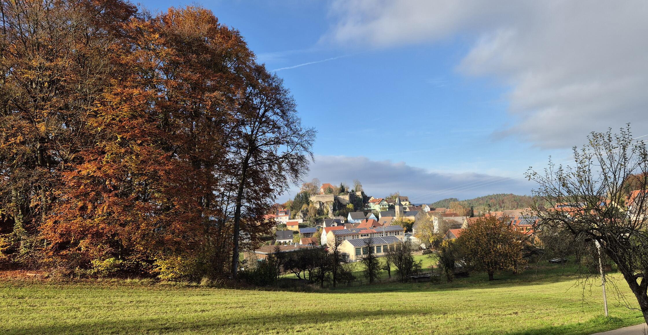 Blick auf die Burg Hartenstein mit toller Herbstfärbung.