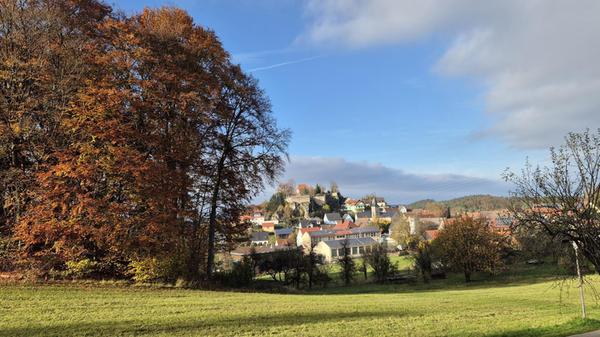 Blick auf die Burg Hartenstein mit toller Herbstfärbung.