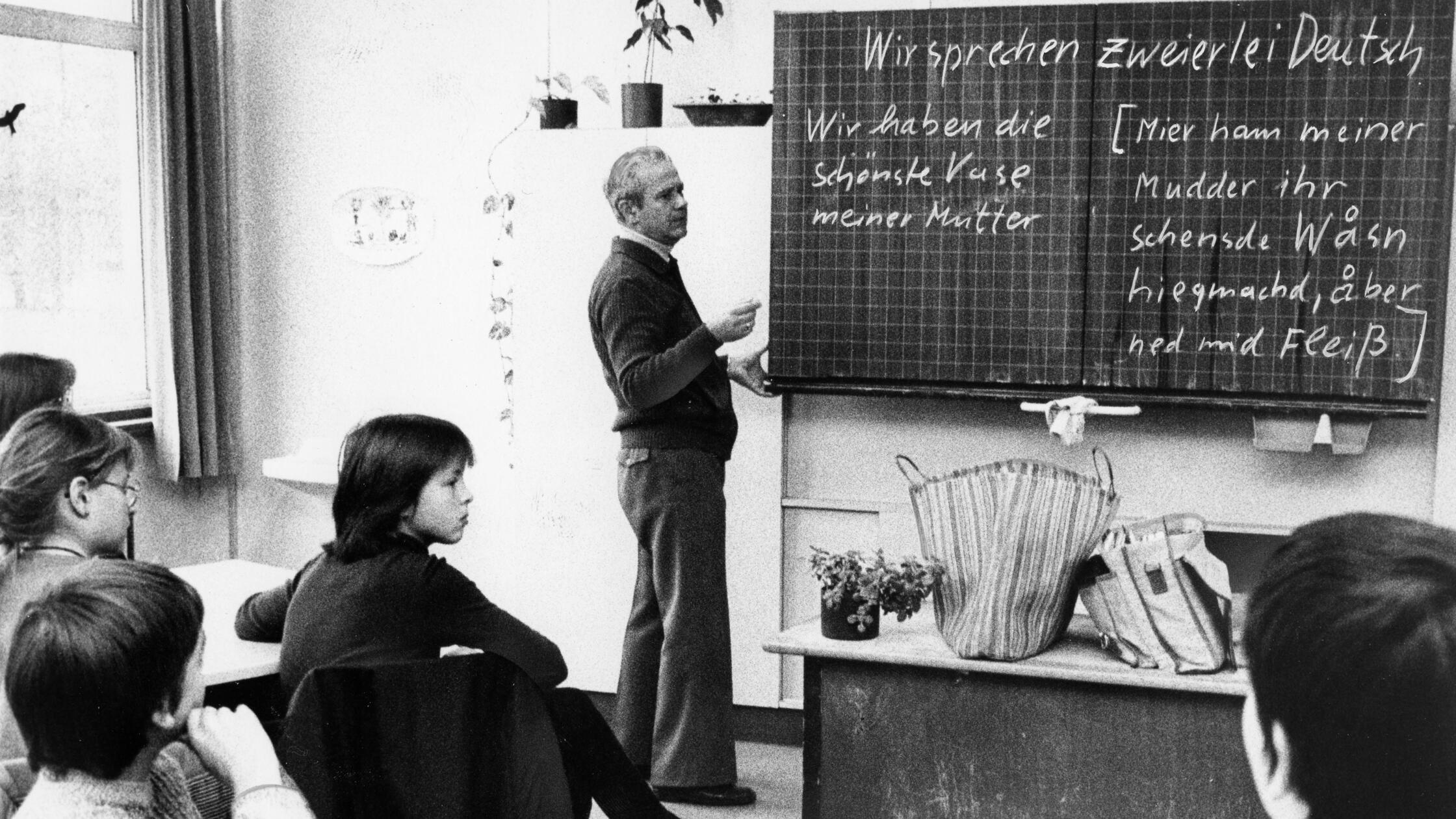 Wir würden Sie den Satz „Mier ham meiner Mudder ihr schensde Wasn hiegmachd, aber ned mid Fleiß“ übersetzen? Anfang der 1980er Jahre wurde an Nürnberger Schulen neben dem Hochdeutschen auch der fränkische Dialekt behandelt und gelehrt. Zwar standen korrekte Rechtschreibung und Grammatik weiterhin im Vordergrund, jedoch sollte auch die Mundart gefördert werden. Der Gebrauch des "Nämbercherischen" hielt die Sprache nicht nur lebendig, sondern führte oft auch zu ausdrucksstärkeren, weniger gehemmten Unterrichtsgesprächen. Dialekt und Hochdeutsch seien "zwei verschiedene, aber gleich wichtige Sprachen", so ein Experte.