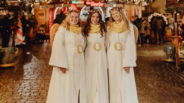 Verena Schmidt (21), Nelli Böker (18), Jule Müller (18) waren die drei neuen Forchheimer Weihnachtsengel 2023.