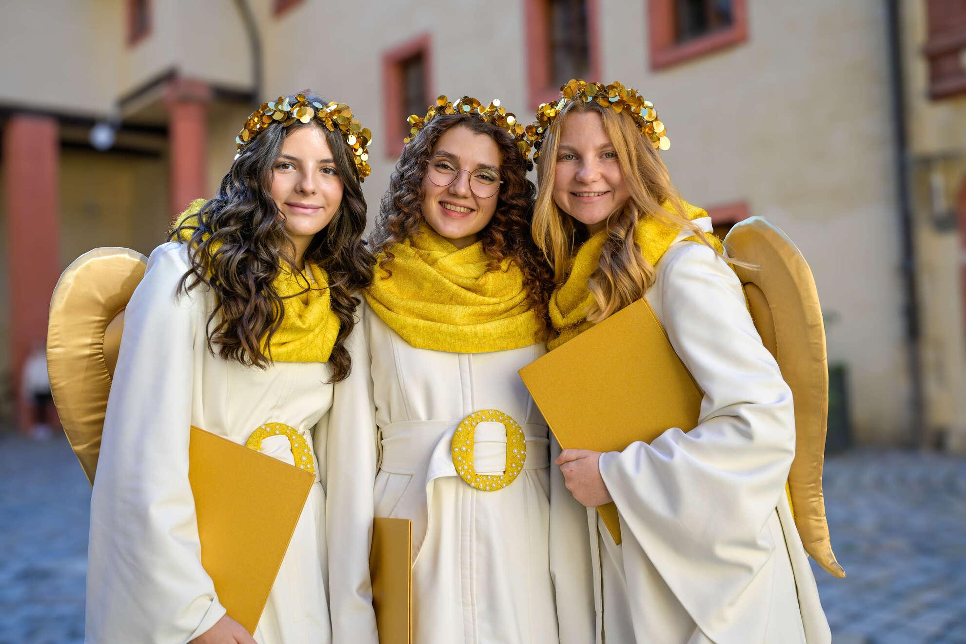 Die drei Forchheimer Weihnachtsengel 2024: Annabelle Wiegärtner (links), Karolin Kübel und Arven Kannheisner (rechts)