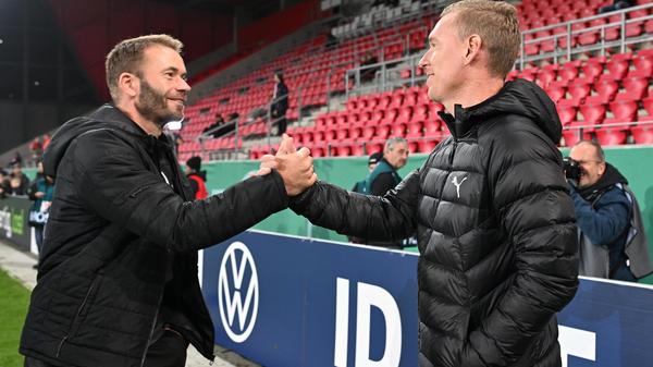 Shake Hands: Leonhard Haas und sein Regensburger Trainerkollege Andreas Patz begrüßen sich vor dem Spiel.