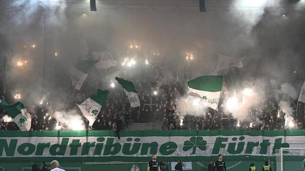 Über 2.500 Fürther unterstützen ihre Mannschaft in Regensburg und machten mächtig Stimnung.