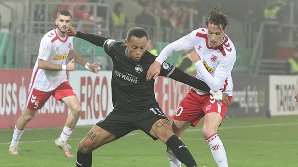 Von Beginn an entwickelt sich eine intensive Partie mit vielen Zweikämpfen.