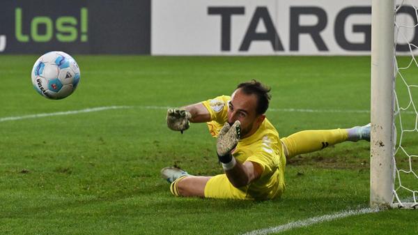Felix Gebhardt im Regensburger Kasten entschärft einen Freistoß von Branimir Hrgota.