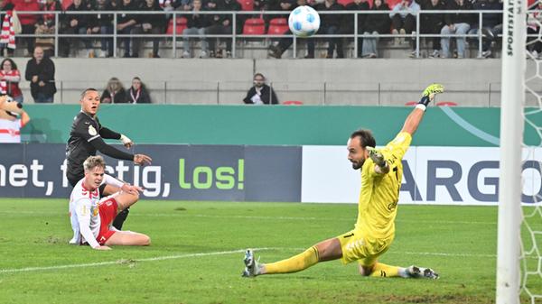 Nach zwanzig Minuten verpasst Roberto Massimo die Großchance zur Führung - abermals pariert Gebhardt.