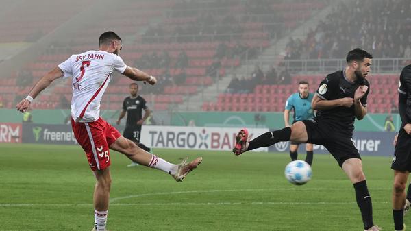 In der zweiten Halbzeit schlägt Regensburg mit der ersten richtigen Chance zu: Bulic schießt, Gießelmann fälscht unhaltbar ab...