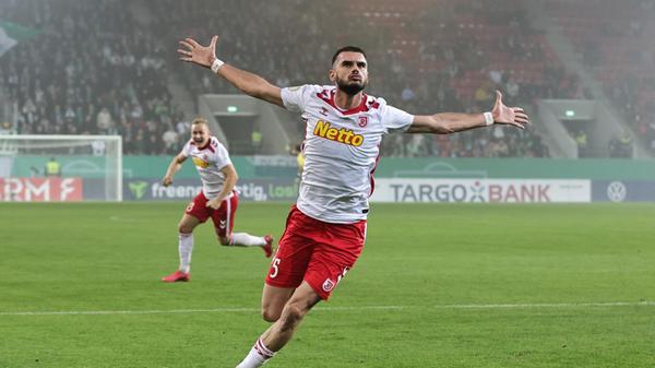 Der Regensburger Verteidiger lässt sich feiern.