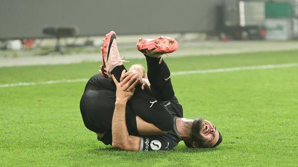 Wenige Zeit später haut der Torschütze Nico Gießelmann brutal um. Mit eingesprungener Grätsche rauscht er in den Fürther Außenverteidiger.