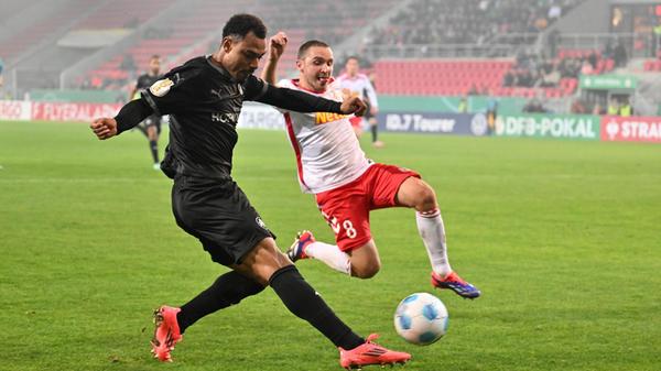 Die Regensburger verteidigen den Vorsprung leidenschaftlich.