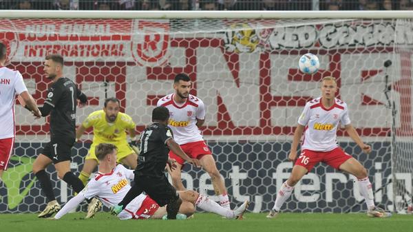 Die Fürther Angriffsbemühungen sind zu ungenau, und wird es doch einmal gefährlich, bereinigt die vielbeinige Regensburger Abwehr.
