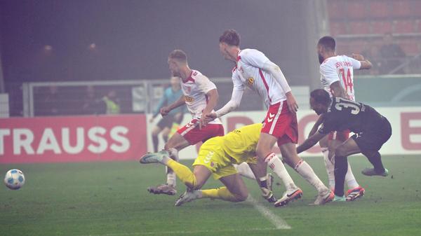 Mit dem Schlusspfiff verpasst Julian Green die große Chance zum Ausgleich, doch der Fürther Spielmacher scheitert aus wenigen Metern.
