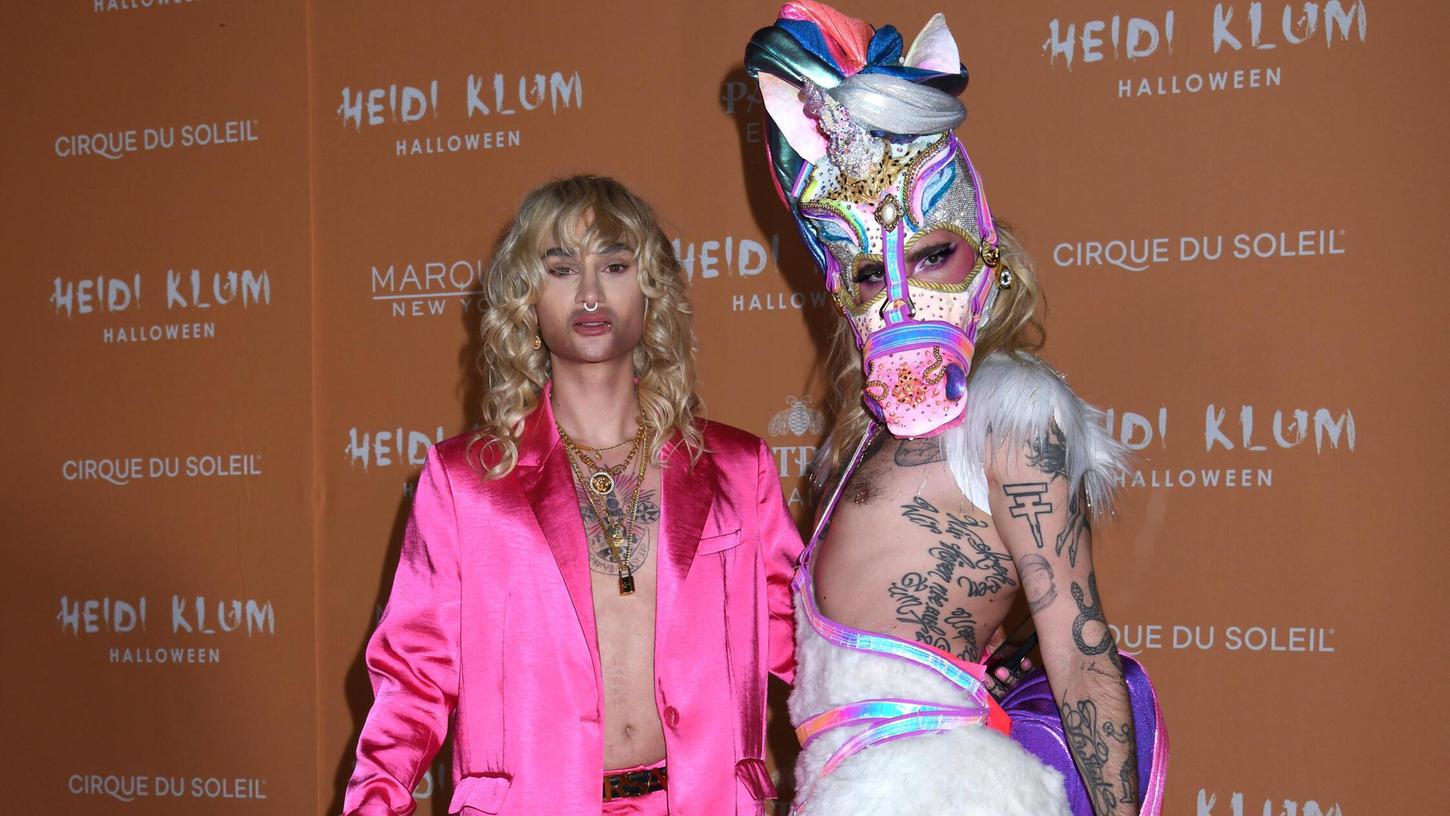 Vergangenes Jahr kam Bill Kaulitz als Einhorn zu "Heidi Halloween", seine Begleitung: Musiker Candy Crush, der als Bill verkleidet war. Vergangenes Jahr kam Bill Kaulitz als Einhorn zu "Heidi Halloween", seine Begleitung: Musiker Candy Crush, der als Bill verkleidet war.