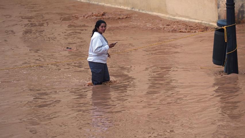 Die starken Regenfälle setzen unzählige Straßen, Gebäude und Felder unter Wasser. Die starken Regenfälle setzen unzählige Straßen, Gebäude und Felder unter Wasser.