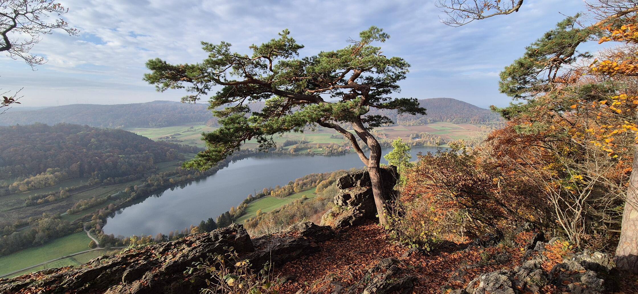 Traumhafter Ausblick am frühen Morgen vom "Hohlen Felsen" auf den Happurger Stausee.