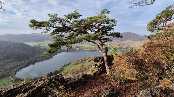 Traumhafter Ausblick am frühen Morgen vom "Hohlen Felsen" auf den Happurger Stausee.