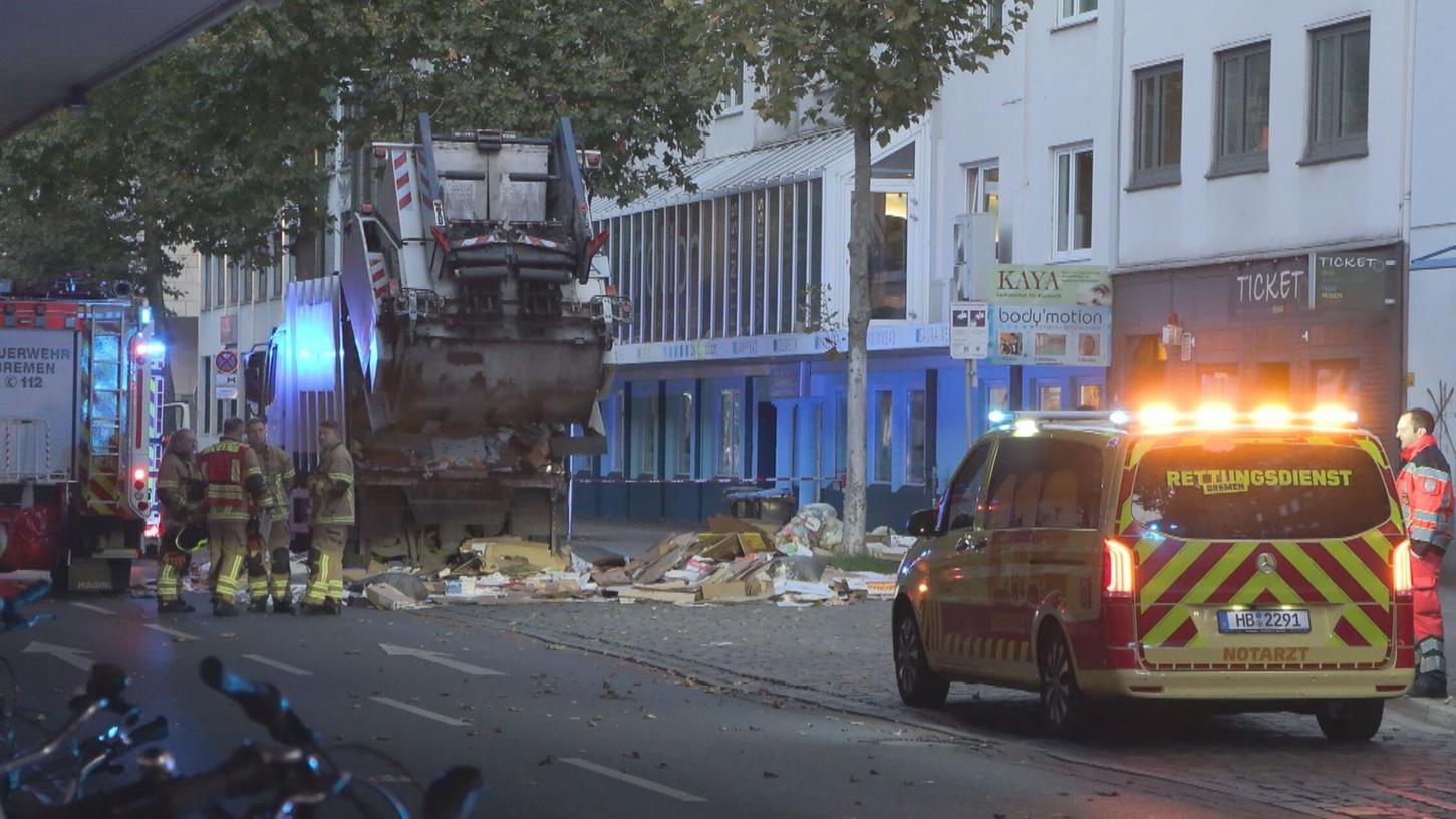 ARCHIV - 16.10.2024, NA, Bremen: Feuerwehrleute haben einen leblosen Mann in einem Müllfahrzeug in Bremen entdeckt. ARCHIV - 16.10.2024, NA, Bremen: Feuerwehrleute haben einen leblosen Mann in einem Müllfahrzeug in Bremen entdeckt.