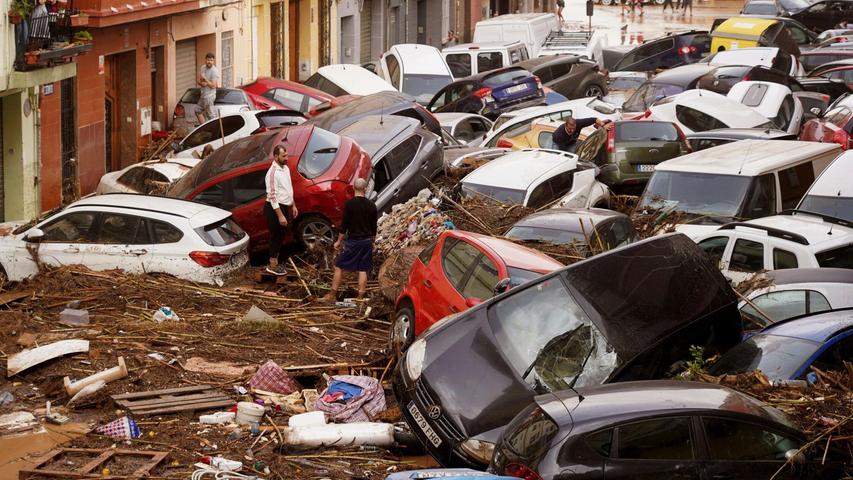 Die Wassermassen rissen die Autos wie Spielzeug mit. Die Wassermassen rissen die Autos wie Spielzeug mit.