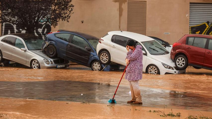 Besonders schlimm ist die Lage in der auch bei Urlaubern sehr beliebten Region Valencia, aber auch andere Mittelmeer-Anrainer-Regionen wie Andalusien und Murcia sind schwer betroffen. Besonders schlimm ist die Lage in der auch bei Urlaubern sehr beliebten Region Valencia, aber auch andere Mittelmeer-Anrainer-Regionen wie Andalusien und Murcia sind schwer betroffen.