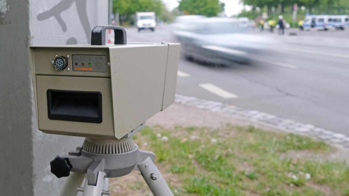 Die Polizei Kulmbach stellte einen Blitzer auf. (Symbolbild) Die Polizei Kulmbach stellte einen Blitzer auf. (Symbolbild)