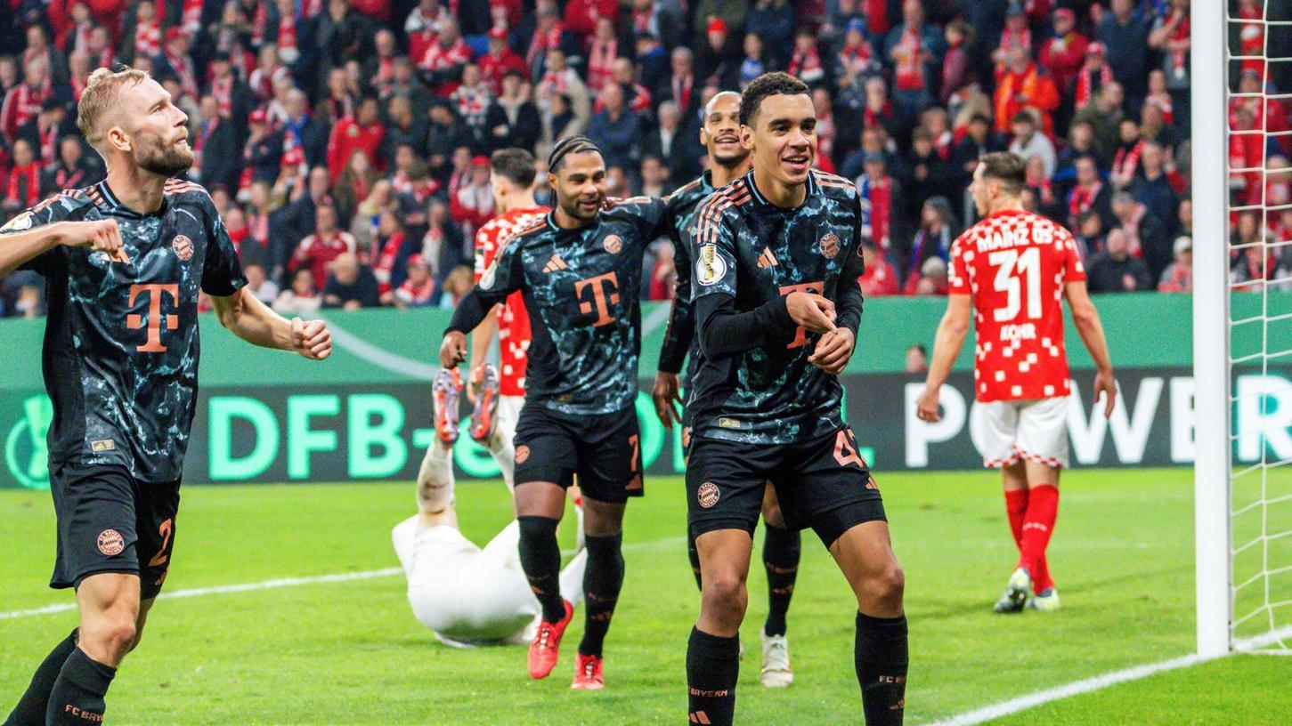 Souverän wandert Bayern München ins Pokal-Achtelfinale. Souverän wandert Bayern München ins Pokal-Achtelfinale.