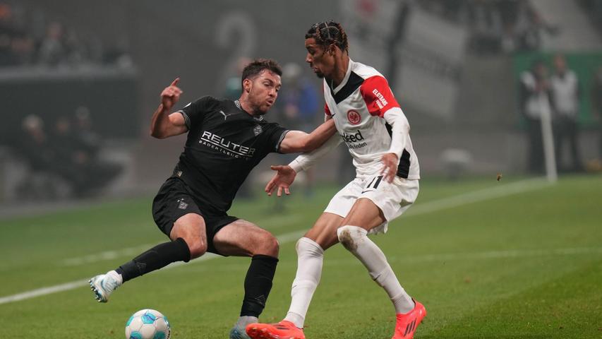 Trotz Unterzahl schafft es die Eintracht ins Achtelfinale des DFB-Pokals. Trotz Unterzahl schafft es die Eintracht ins Achtelfinale des DFB-Pokals.