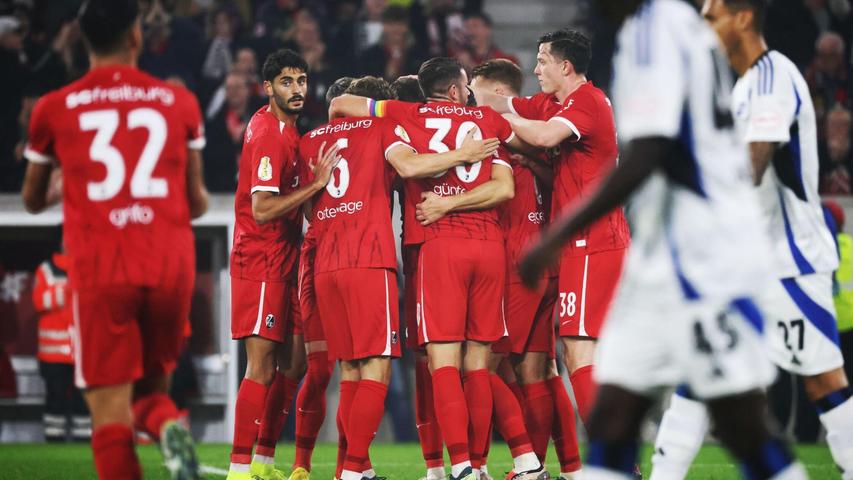 Der SC Freiburg setzt sich gegen den zweitklassigen Hamburger SV durch. Der SC Freiburg setzt sich gegen den zweitklassigen Hamburger SV durch.