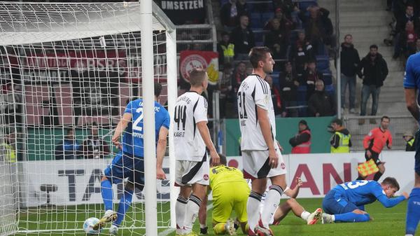 Nach 27 Minuten muss der Club dennoch den ersten Rückschlag des Abends hinnehmen: Nach einer Ecke, die es nicht hätte geben dürfen, bringt Haris Tabakovic die Sinsheimer in Führung. Mit dem 1:0 für die Gastgeber geht es dann auch in die Pause.