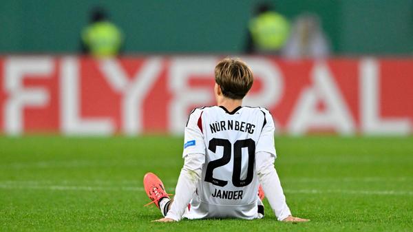 Auch Youngster Caspar Jander sitzt enttäuscht auf dem Boden.