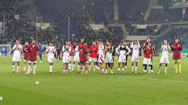 Die Club-Spieler bedanken sich nach Abpfiff bei den mitgereisten Fans. Schon am Sonntag geht's für den Club im Liga-Betrieb weiter: Um 13.30 Uhr wartet der einstige Bundesliga-Dino HSV auf den neunmaligen Deutschen Meister.