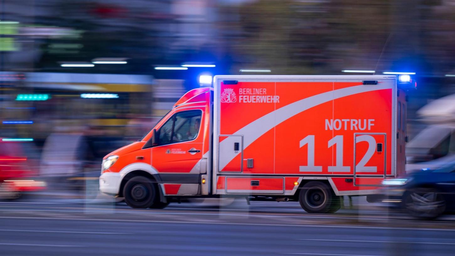 Der Mann wurde noch ins Krankenhaus gebracht, konnte dort aber nicht mehr gerettet werden. Der Mann wurde noch ins Krankenhaus gebracht, konnte dort aber nicht mehr gerettet werden.