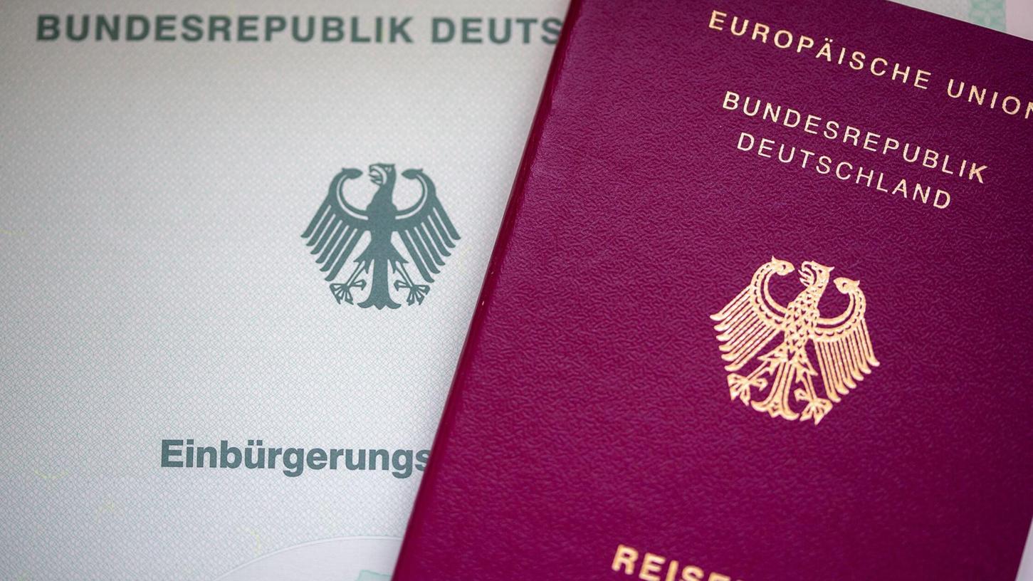 Wer von den Nazis verfolgte wurde, hat einen gesetzlichen Anspruch auf den deutschen Pass. Wer von den Nazis verfolgte wurde, hat einen gesetzlichen Anspruch auf den deutschen Pass.