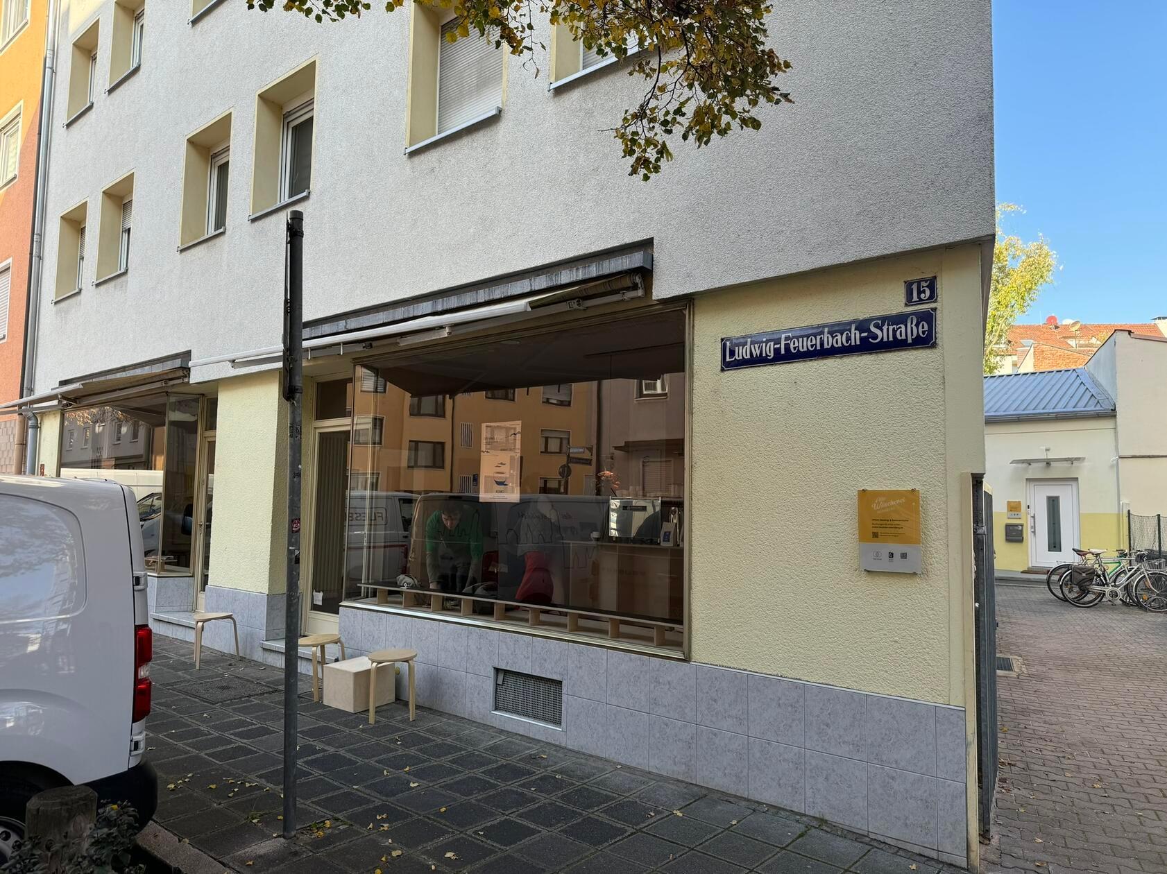 Ein Platz an der Sonnenseite: Innen gibt es Sitzbänke an der großen Fensterfront des Cafés.