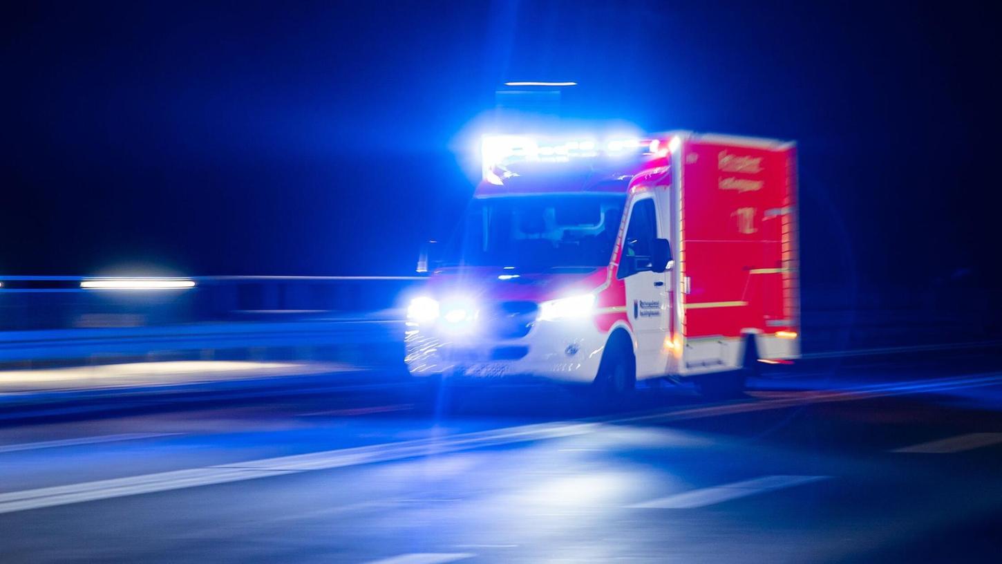 Die beiden Autofahrer seien in ihren Fahrzeugen eingeklemmt gewesen. (Symbolbild) Die beiden Autofahrer seien in ihren Fahrzeugen eingeklemmt gewesen. (Symbolbild)